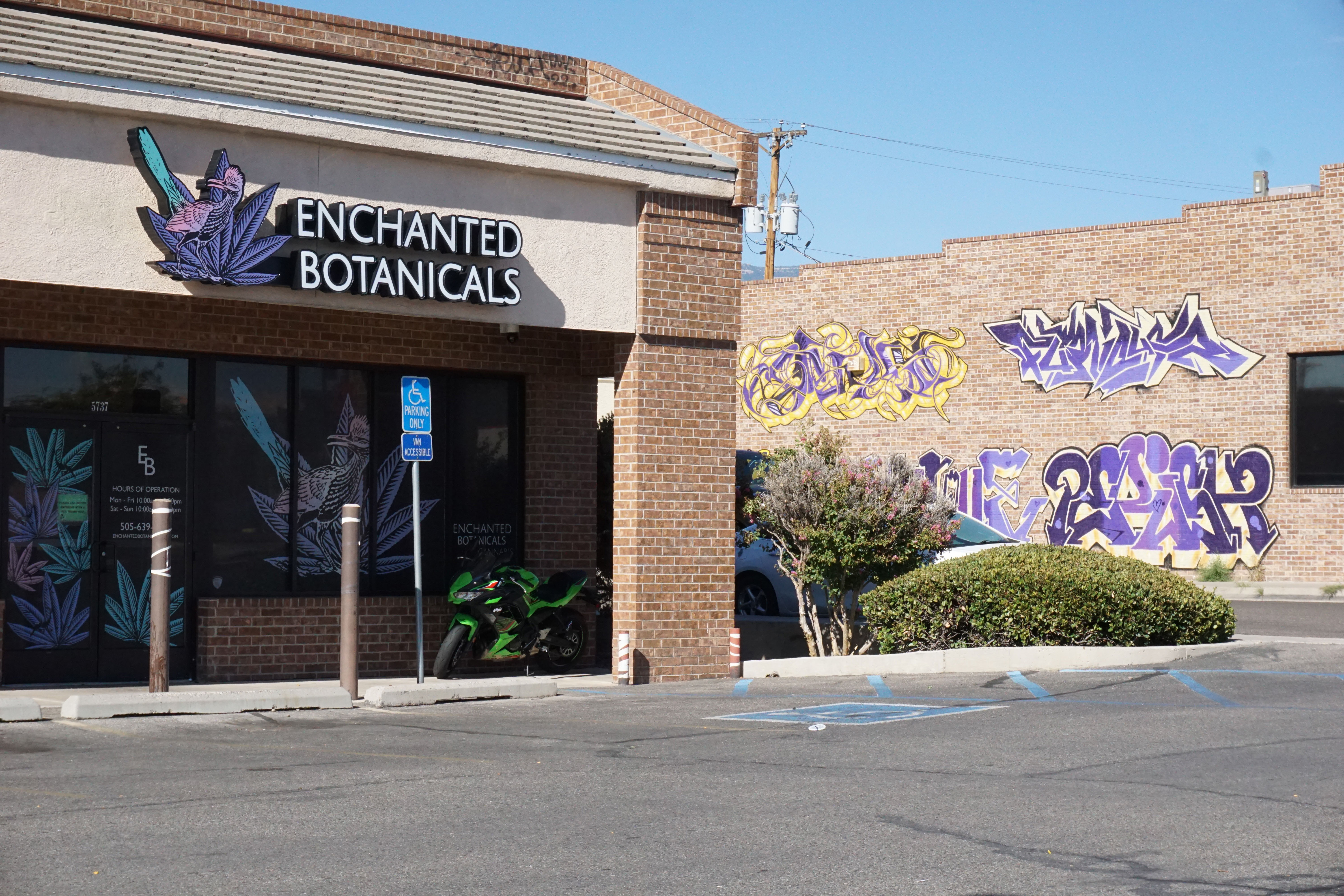 Menaul Blvd storefront